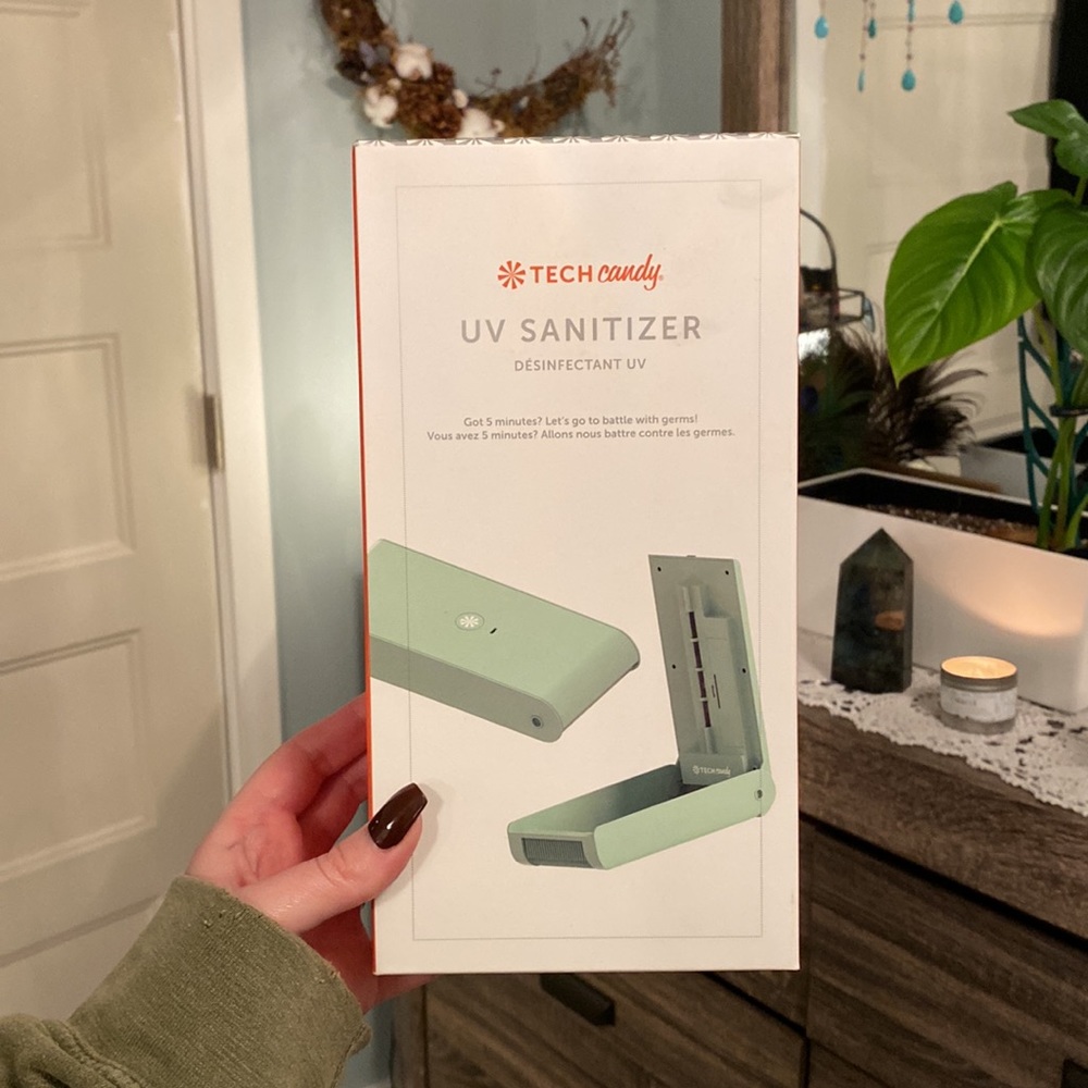 Nib Tech Candy UV sanitizing box. Sanitize and clean phones, make up brushes etc